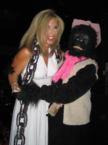 Queen Kong and Fay Wray get acquainted