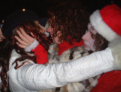 Santa love1 - NYC SantaCon, 2002