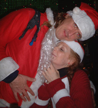 Santa love3 - NYC SantaCon, 2002