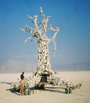 Siren Tree - Burning Man 2001.  To edit record e-mail Editor@CostumeNetwork.com.